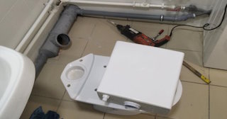Установка напольного унитаза в Амурске: монтаж под ключ от СантехДомМрс от 5208 рублей.