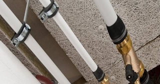 Замена труб водоснабжения в квартире: цена от 2083 руб. - СантехДомМрс